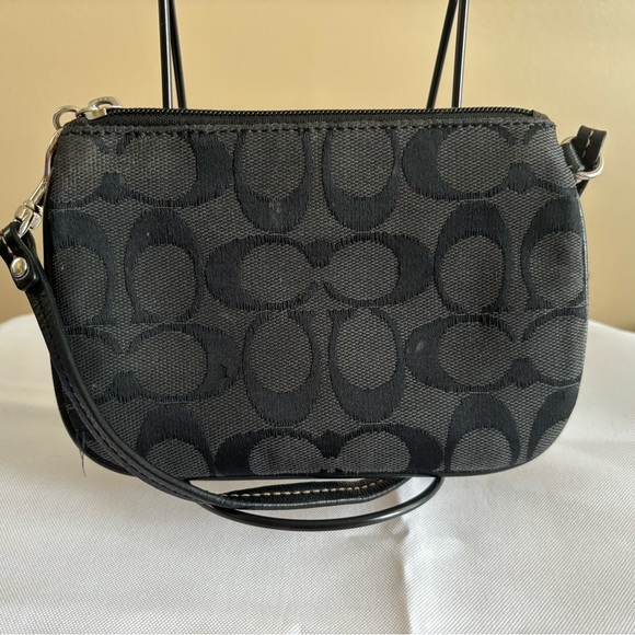 Coach wristlet black good used condition - Picture 3 of 7